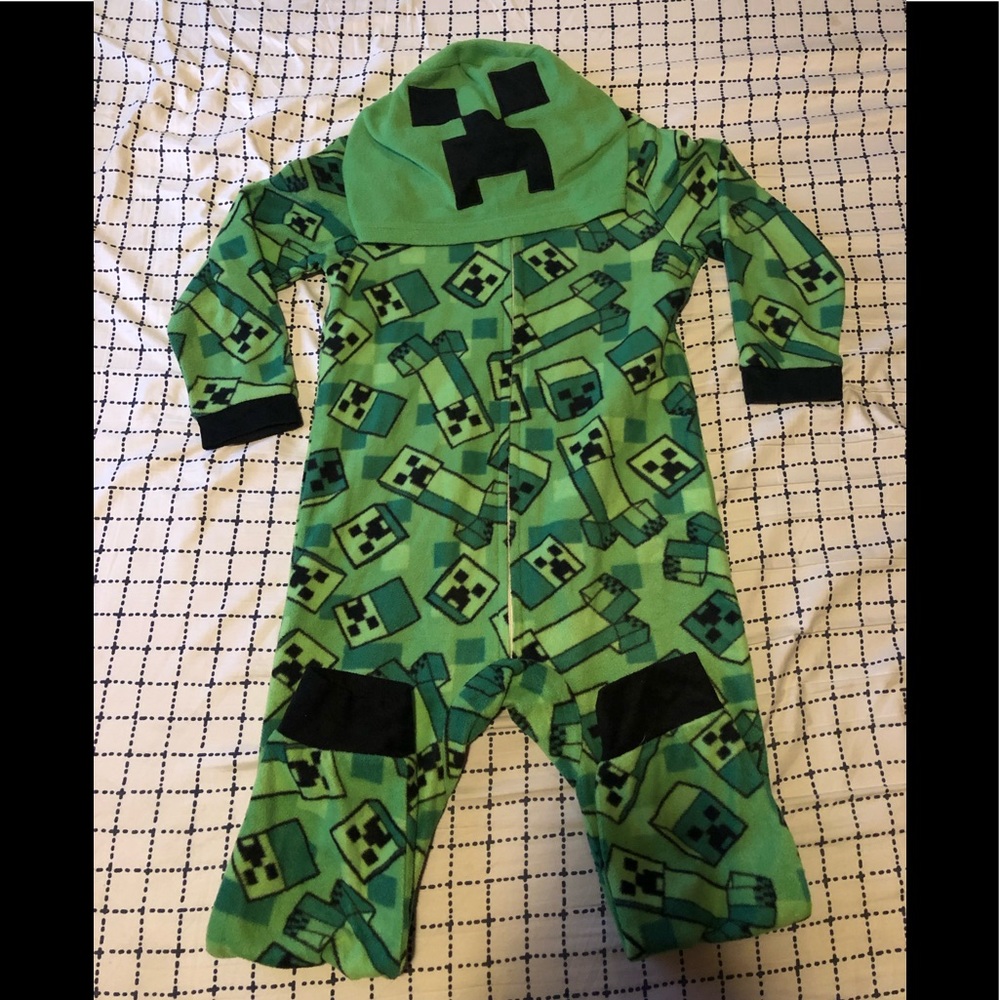 Minecraft pajamas size XS boys